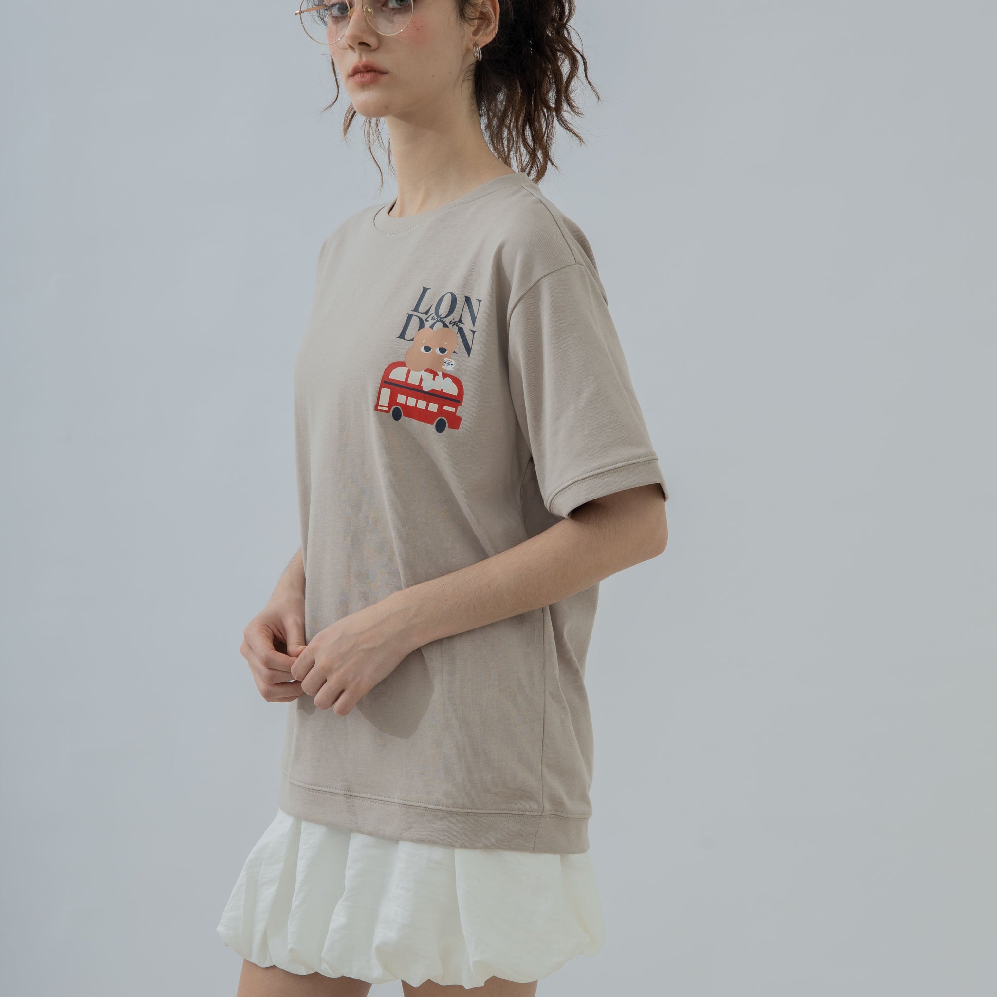 LULU On London Buss Embroidery Graphic Tee (Khaki Grey)