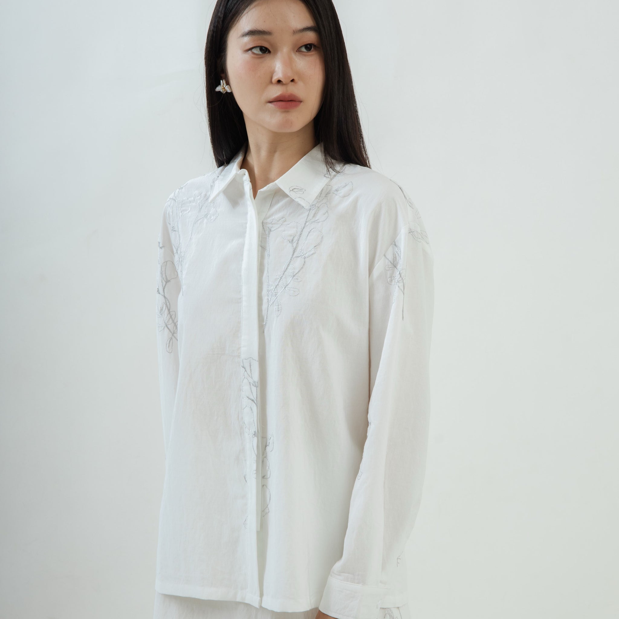 Magnolia Embroidery Hidden Button Shirt (White)